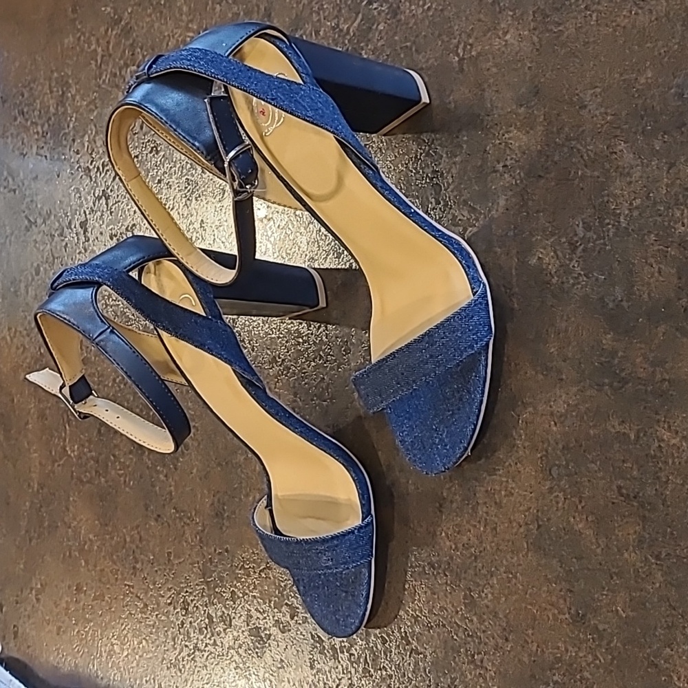 NWOT Block heeled Blue Denim Sandals Size 9